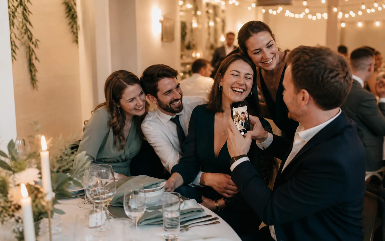 Synthetisch erzeugte Eventgesellschaft, die gemeinsam Erinnerungsfotos macht